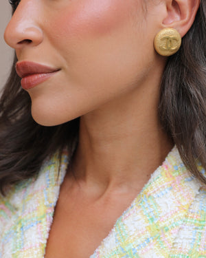 Chanel 95A Vintage Gold Grained Round Clip-On Earrings with Gold CC Logo