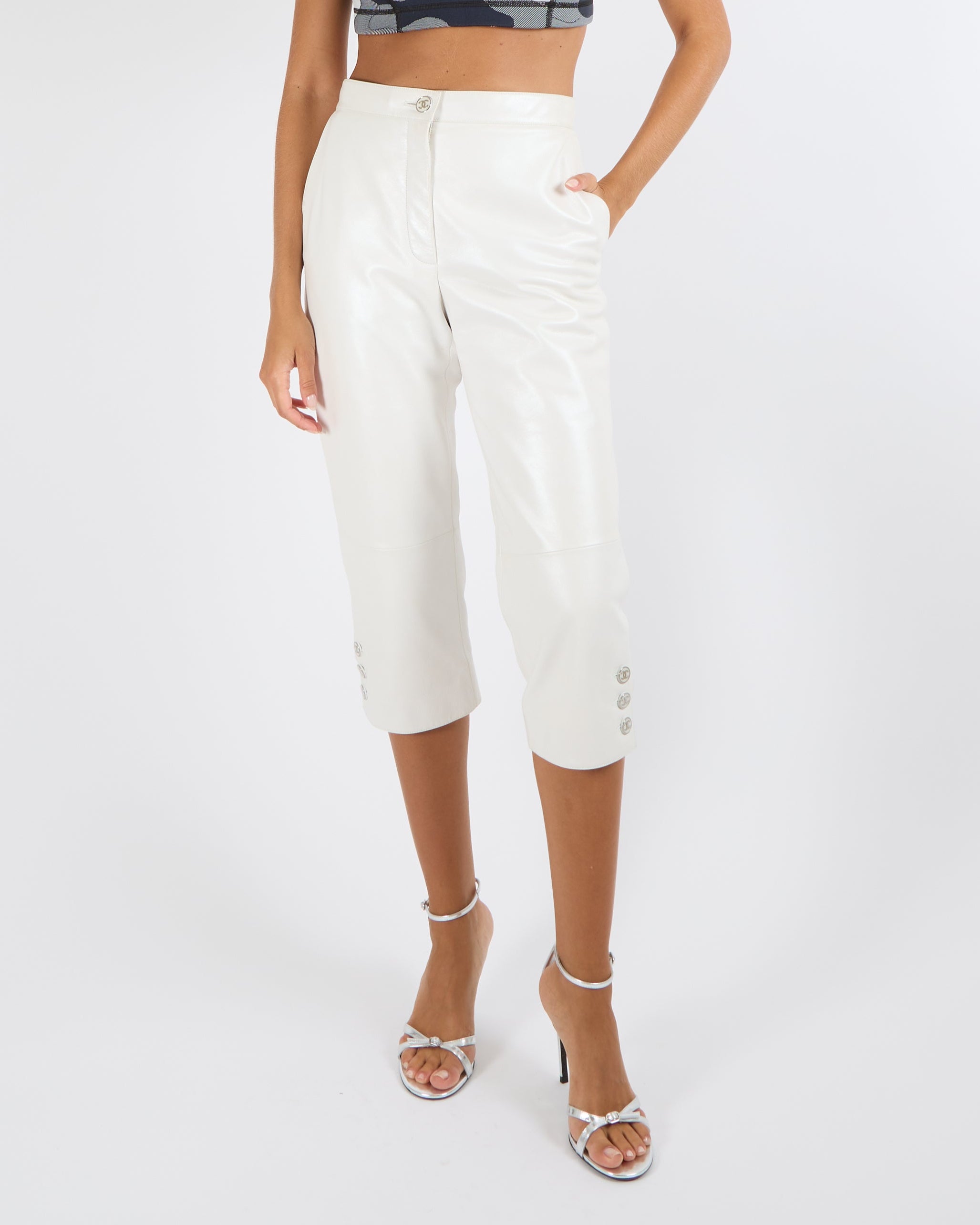 CHANEL ホワイト チノパン00 Chanel White Lambskin Leather Cropped Trousers with Silver CC Logo