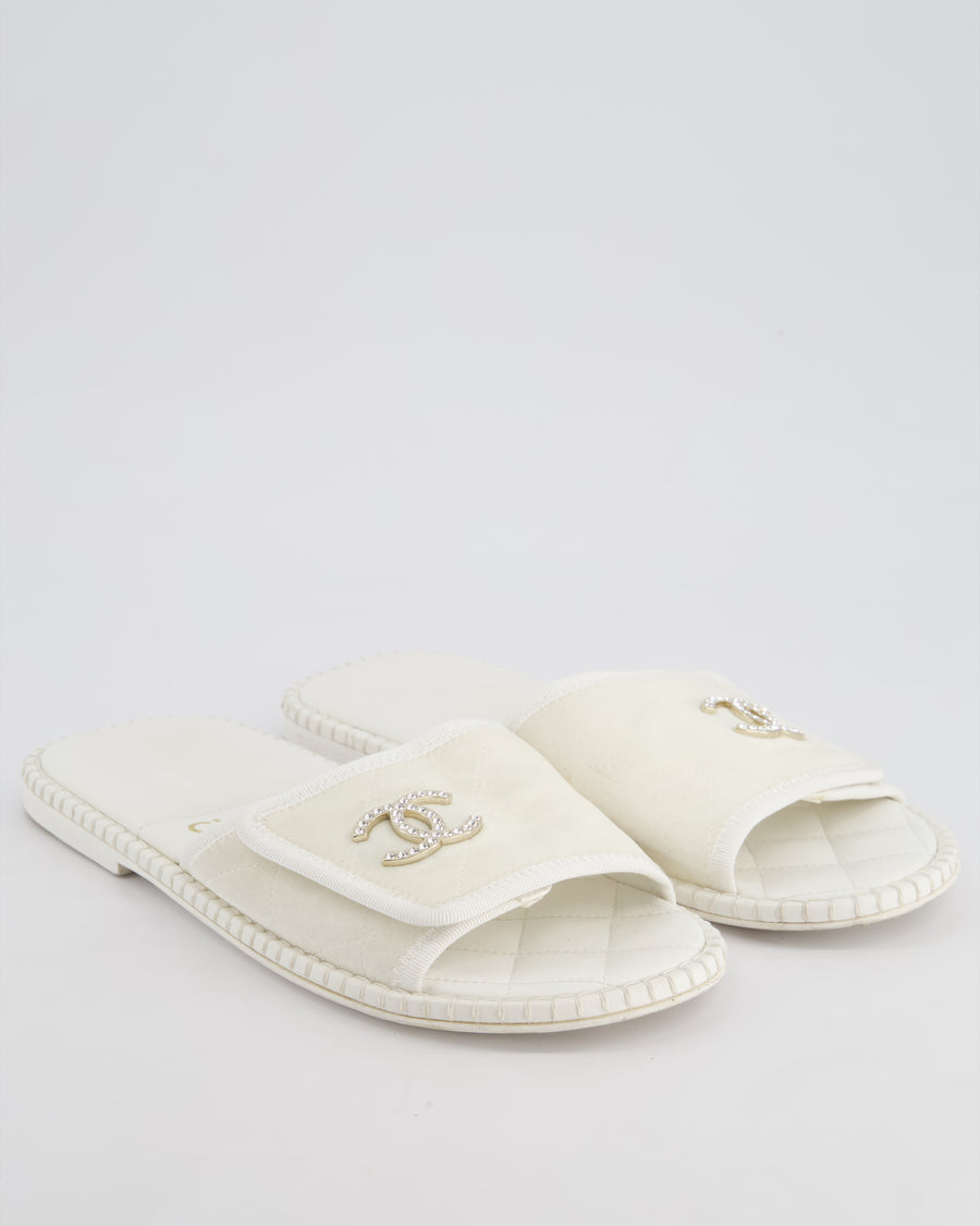Chanel White Leather Bathrobe Quilted Sandals with CC Crystal Logo Detail Size EU 39