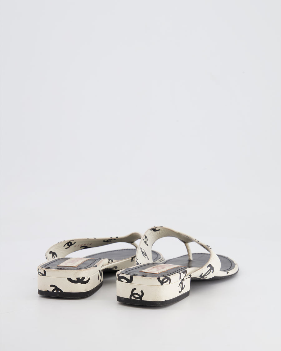 *HOT* Chanel White and Black CC Logo Leather Flip Flop Sandals Size 38C
