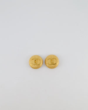 Chanel 95A Vintage Gold Grained Round Clip-On Earrings with Gold CC Logo