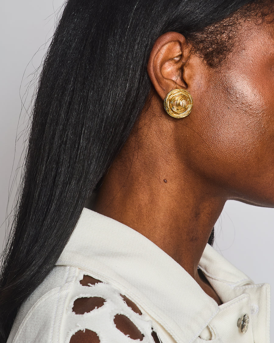 Chanel Vintage 94A Gold Spiral Round Clip On Earrings with Embedded Pearl and Gold CC Logo