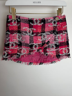 Chanel 22M Coco Beach Hot Pink & Black Ultra Mini Skirt with White CC Logo Detail Size FR 34 (UK 6)