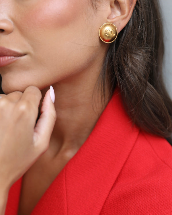 Chanel 94A Vintage Dark Gold Round Clip-On Earrings with Gold CC Logo