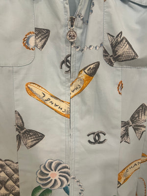 Chanel Vintage 96P Light Blue Sleeveless Mini Dress with Camelia, Bow and Pearl Prints with Silver CC Logo Front Zipper Detail Size FR 40 (UK 12)