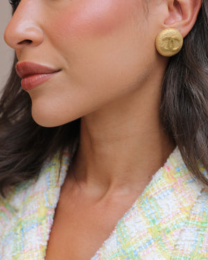 Chanel 95A Vintage Gold Grained Round Clip-On Earrings with Gold CC Logo