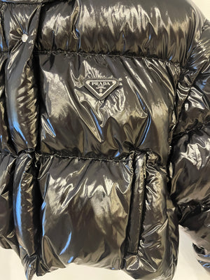 Prada Black Re-Nylon Cropped Puffer Jacket with Logo Detail and Detachable Sleeves Size IT 36 (UK 4) RRP £1,890