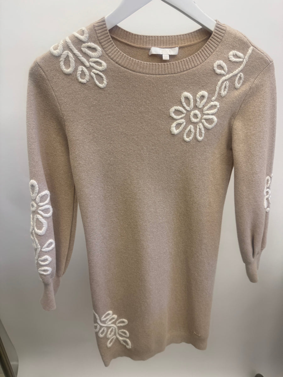 Chloé Kids Beige Knit Dress with White Floral Embroideries and Gold Logo Size 10 years RRP £575&nbsp;