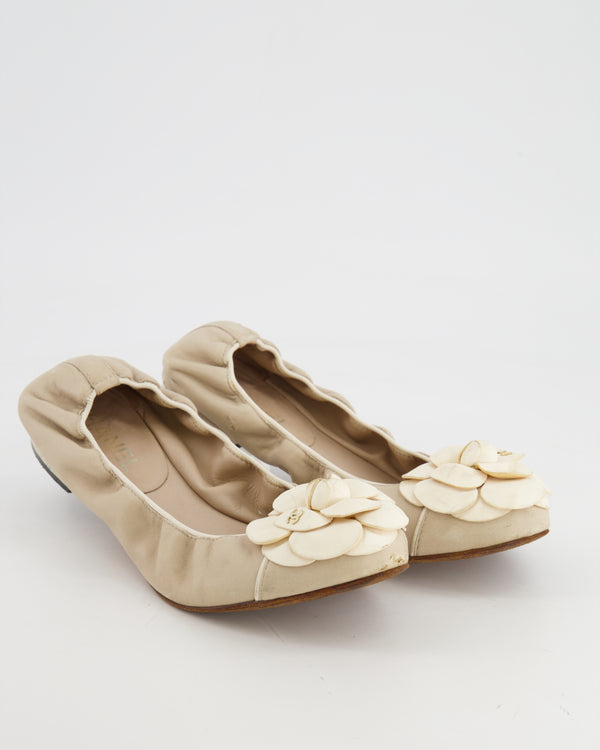*FIRE PRICE* Chanel Beige and White Leather Camélia Elasticated Ballerina with Gold CC Logo Detail Size EU 39