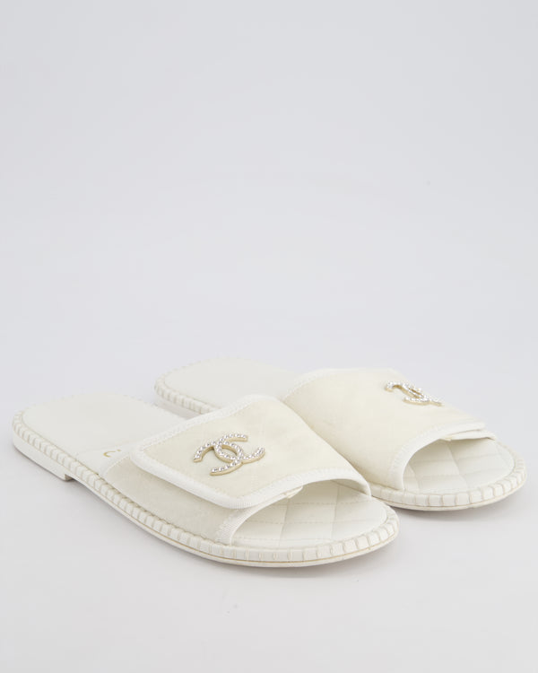 Chanel White Leather Bathrobe Quilted Sandals with CC Crystal Logo Detail Size EU 39