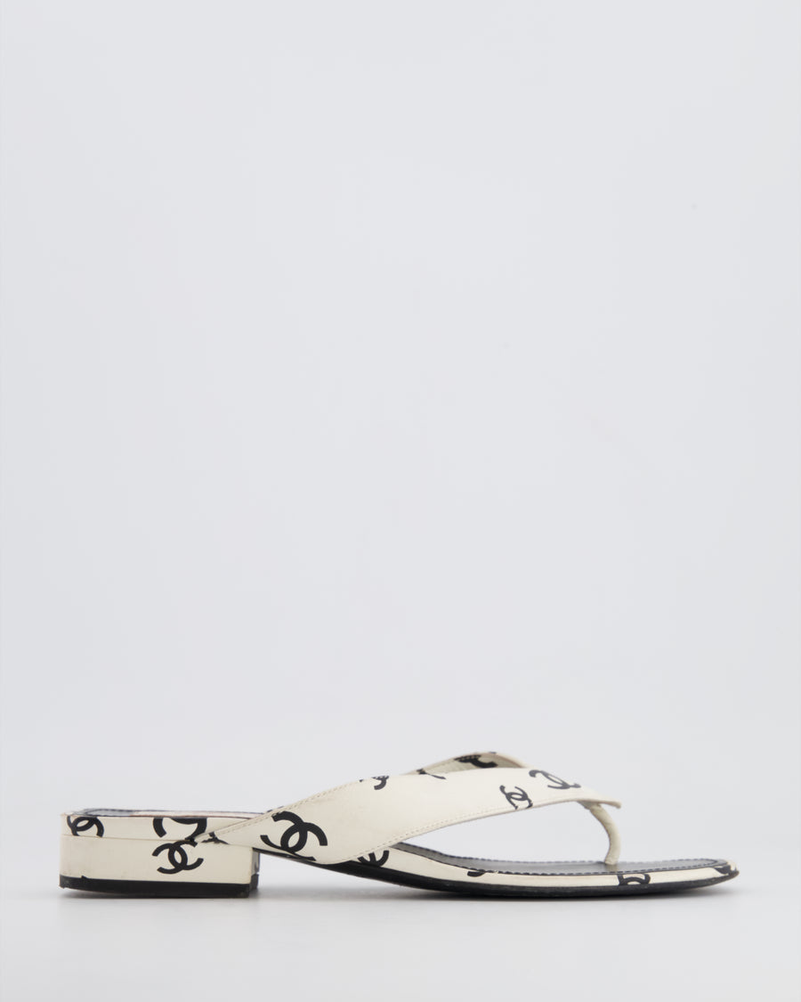 *HOT* Chanel White and Black CC Logo Leather Flip Flop Sandals Size 38C