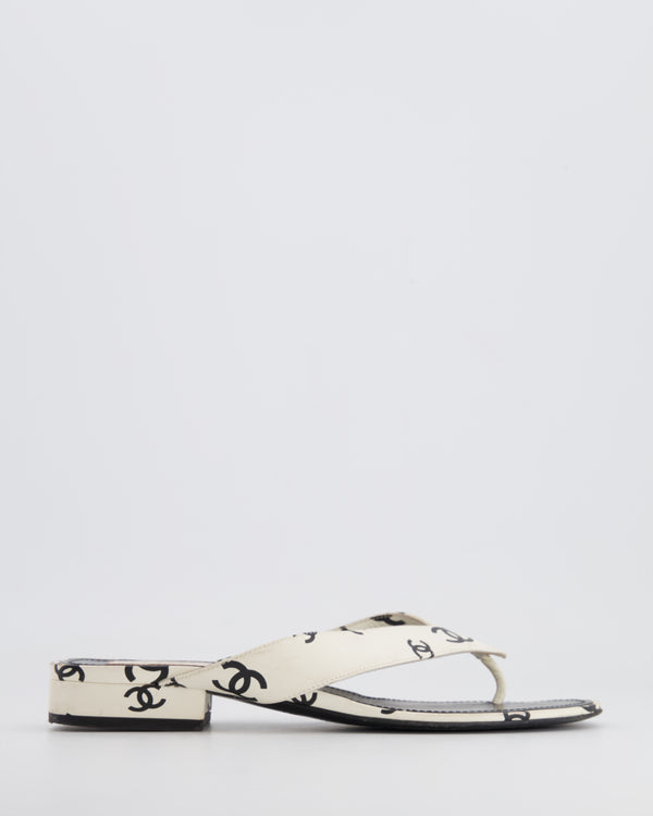 *HOT* Chanel White and Black CC Logo Leather Flip Flop Sandals Size 38C