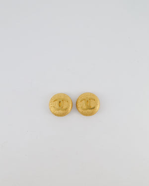 Chanel 95A Vintage Gold Grained Round Clip-On Earrings with Gold CC Logo
