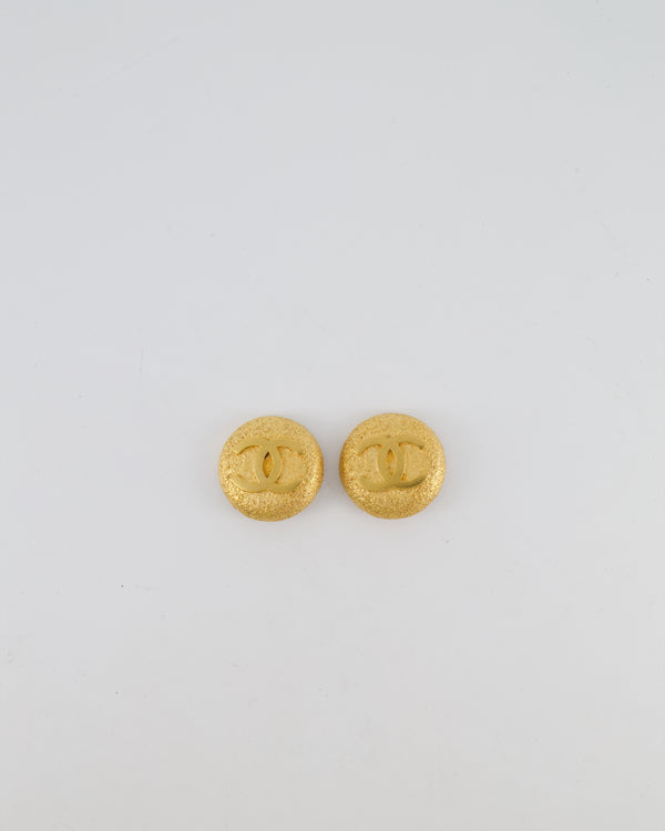 Chanel 95A Vintage Gold Grained Round Clip-On Earrings with Gold CC Logo