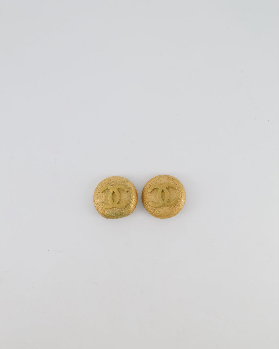 Chanel 94P Vintage Gold Textured Round Clip-On Earrings with Gold CC Logo