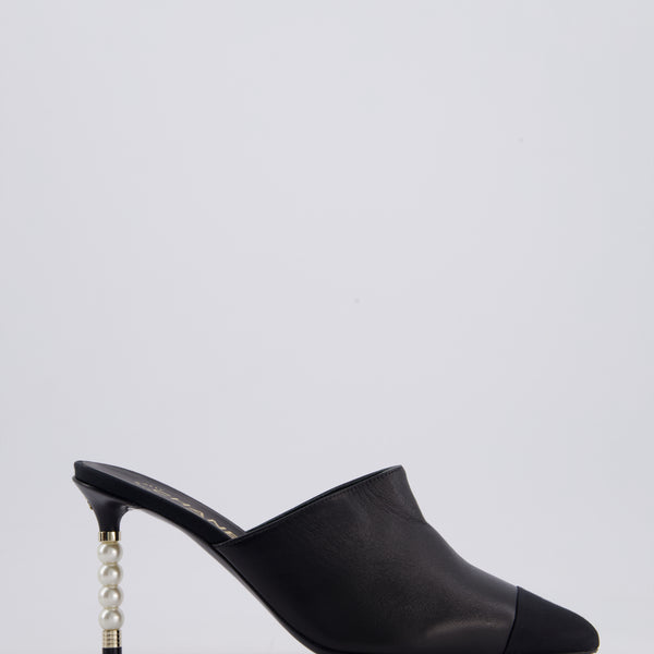★要リペア★正規品CHANELレザーミュールsize38（約24cm） Chanel White and Black Leather Mules with Pearl CC Logo