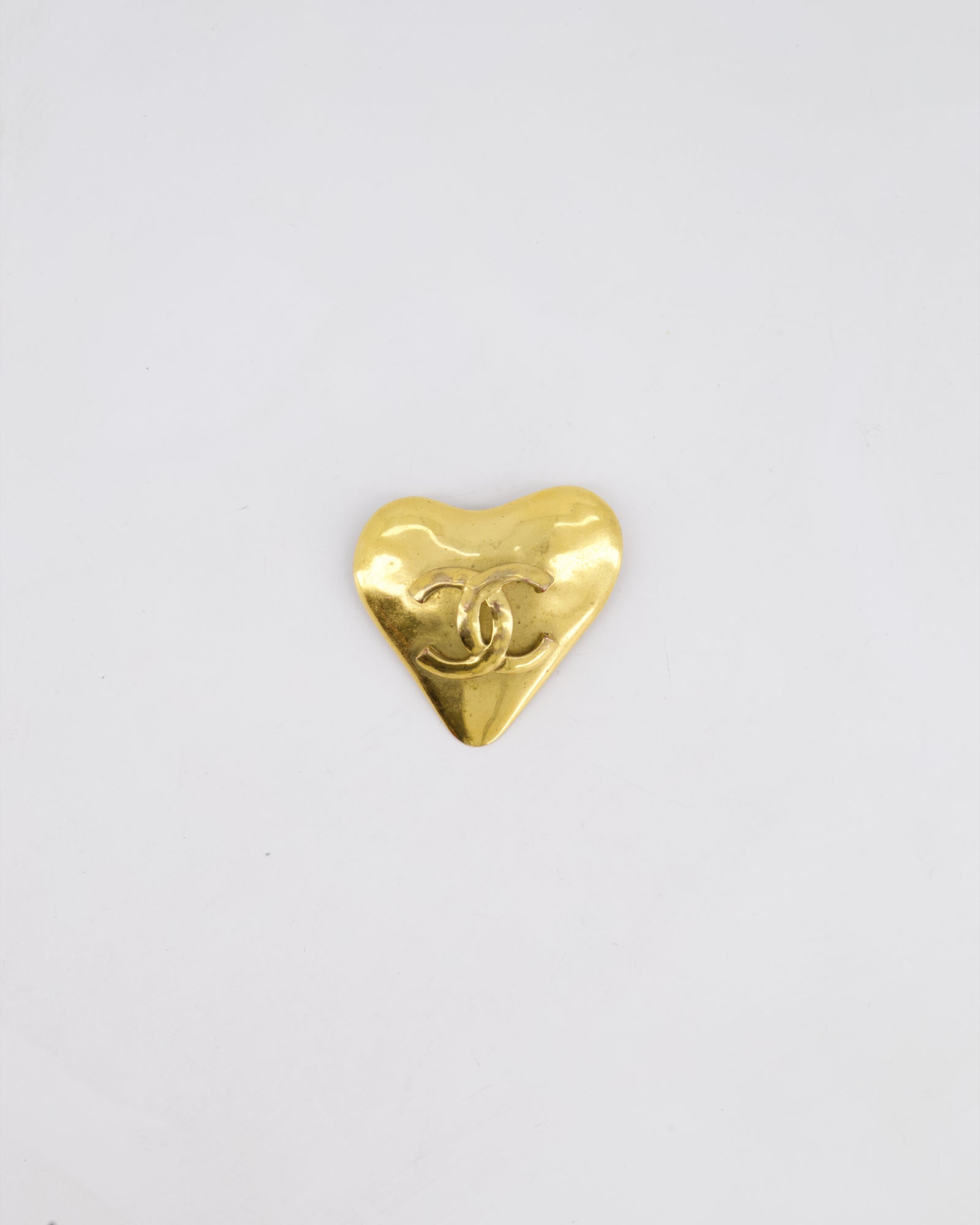 CHANEL ピンバッジ　ハート CHANEL CC Logo Pink Cord Heart Brooch Gold Tone Pin 09C Auth