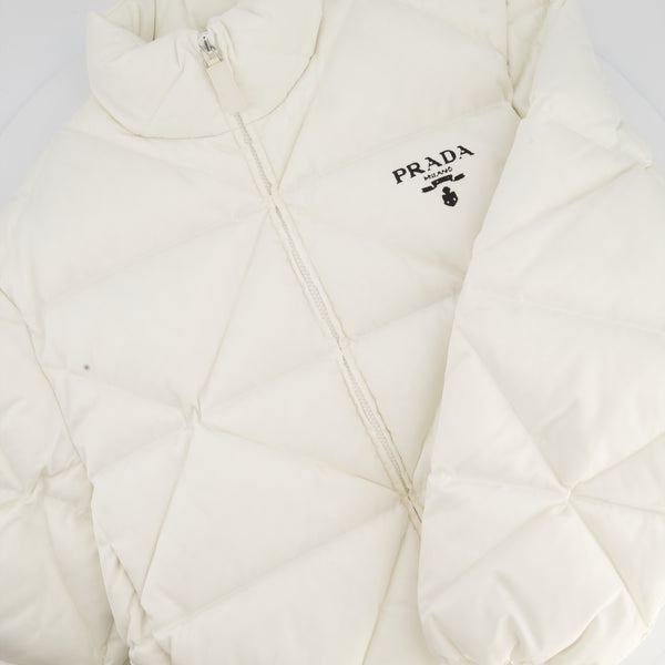 関税無・国内送/PRADA IT40 大人気のPIUMINO/29O34・ロゴ/ベルト Prada White Re-Nylon Puffer Jacket with Distressed Logo