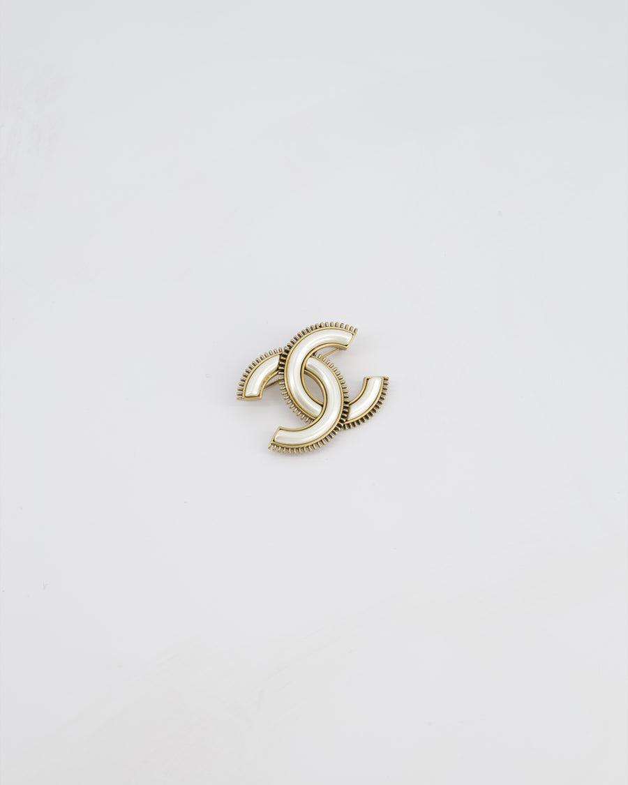 Chanel 25C Pearl and Gold Brooch CC Logo with Inlay of Pearlised White Detailing