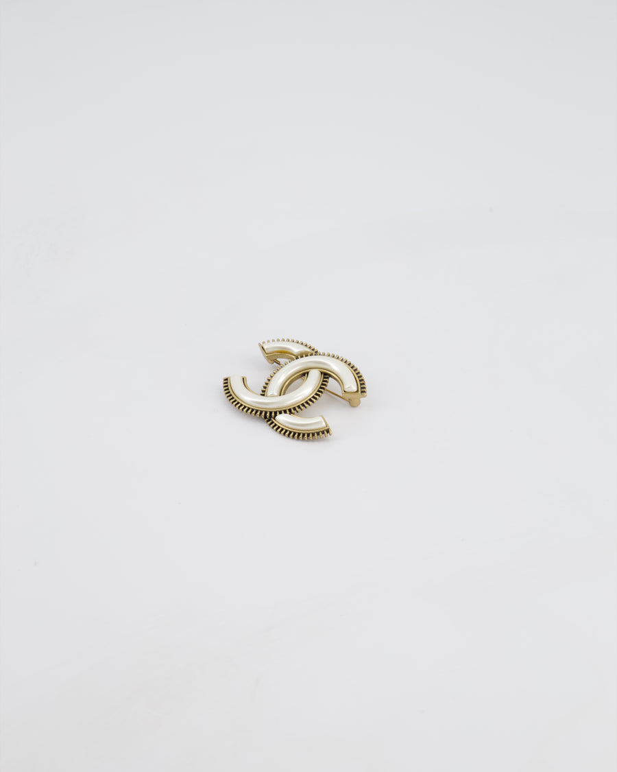 Chanel 25C Pearl and Gold Brooch CC Logo with Inlay of Pearlised White Detailing