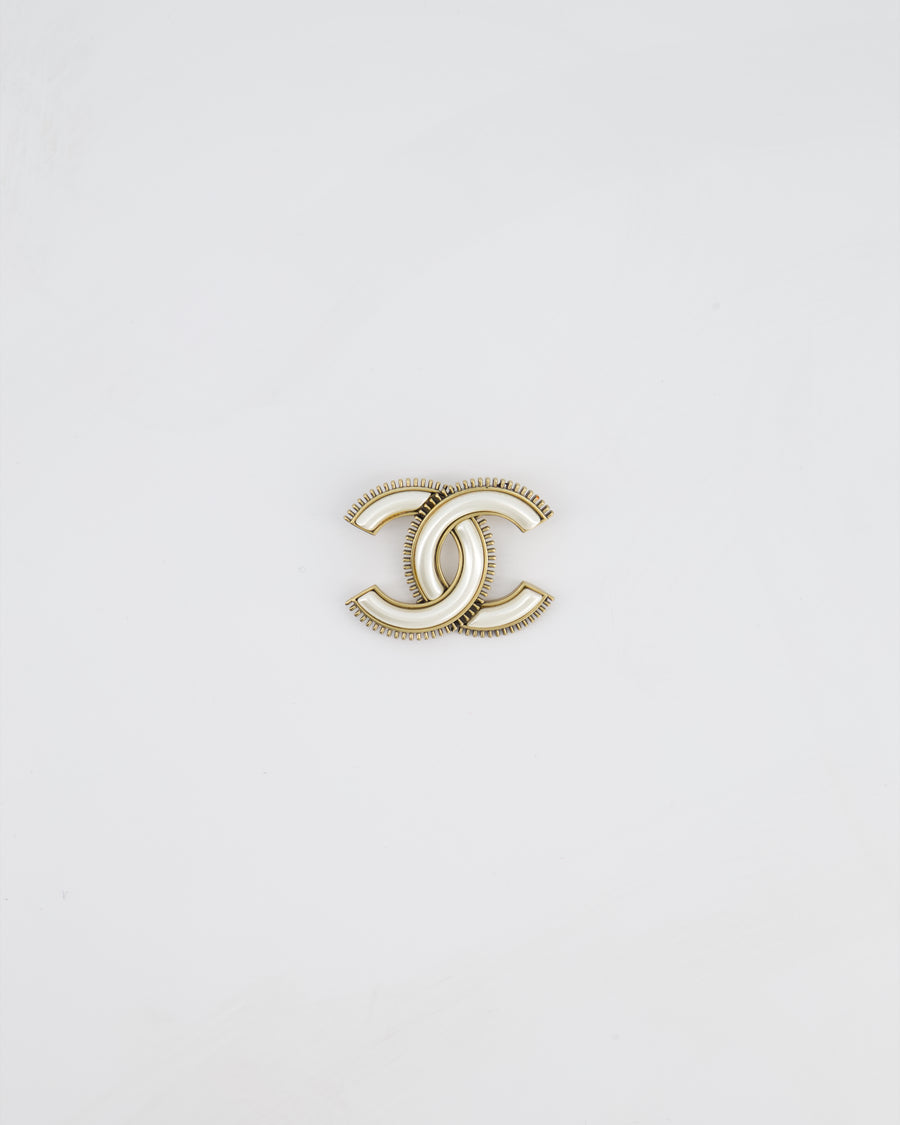 Chanel 25C Pearl and Gold Brooch CC Logo with Inlay of Pearlised White Detailing