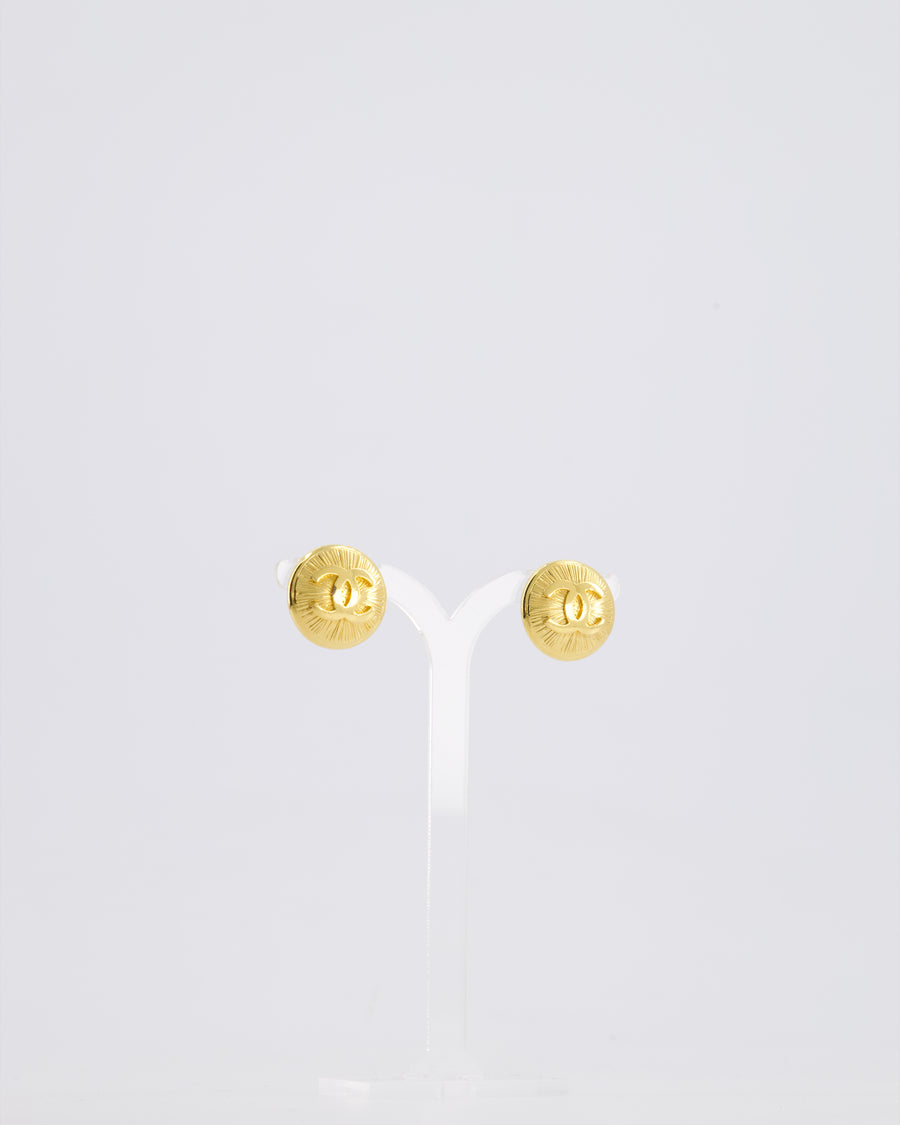 *HOT* Chanel Vintage Gold Medallion Starburst Clip On Earrings with CC Logo Detail