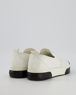 Chanel White Quilted Leather Stroll Trainers With Gold CC Logo and Black Cap-Toe Size EU 39C