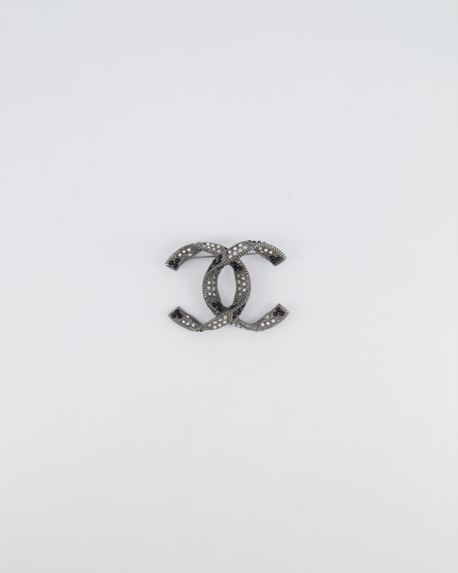 Chanel 16A Dark Silver Twisted CC Logo Brooch with Crystals,Black and White Pearls