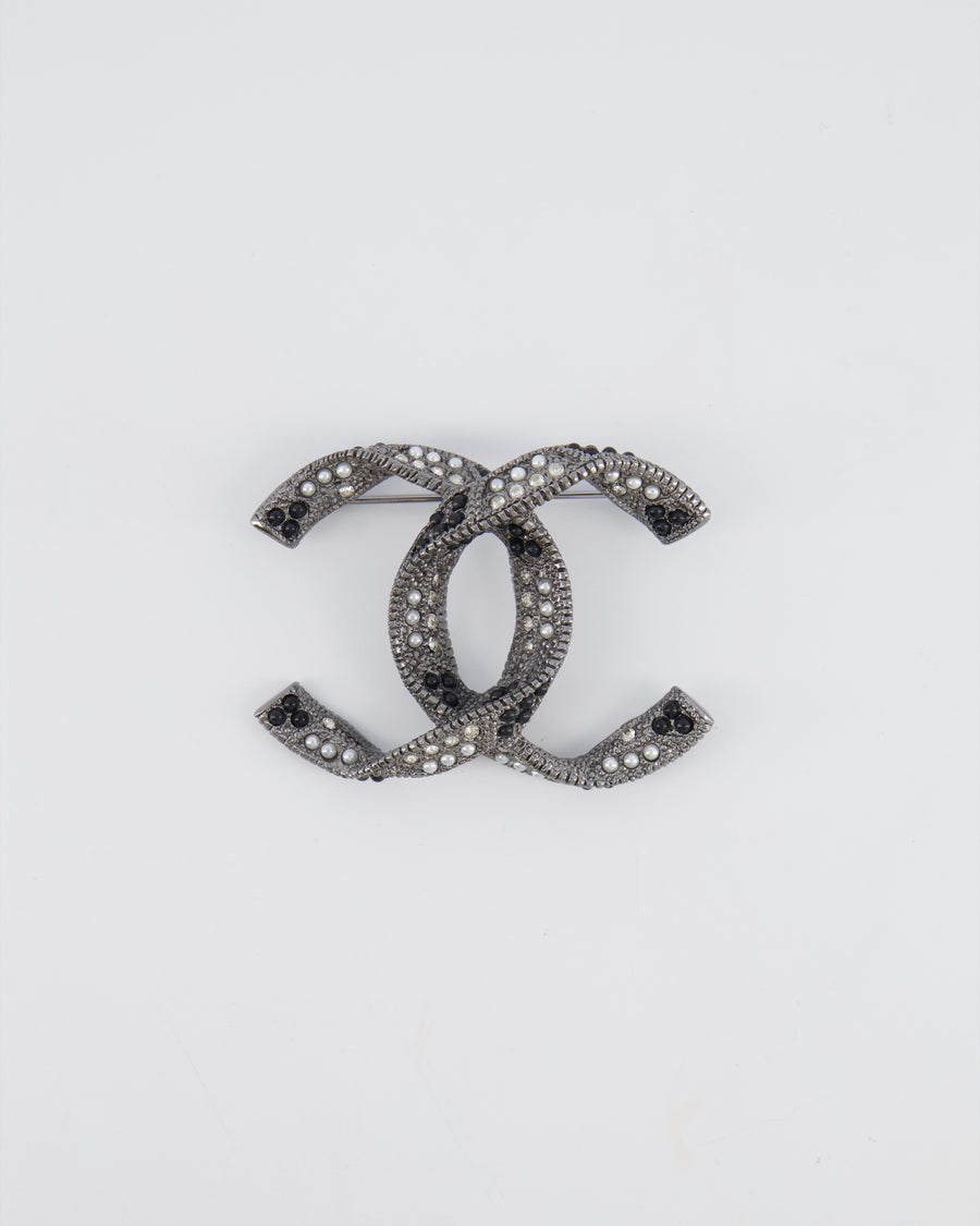 Chanel 16A Dark Silver Twisted CC Logo Brooch with Crystals,Black and White Pearls