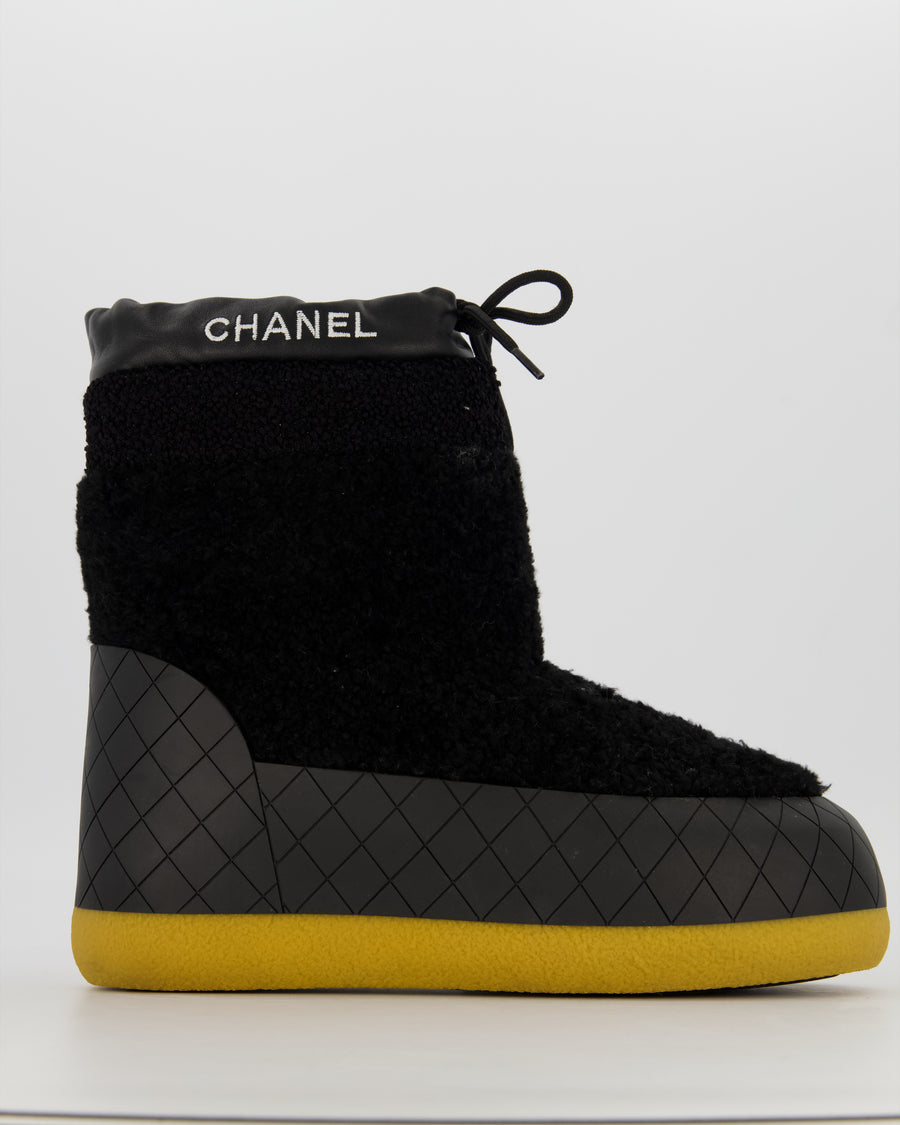 Chanel AW23 Snowboots in Black Shearling and Quilted Rubber with White Embroidered Logo Detail Size EU 42