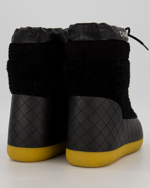 Chanel AW23 Snowboots in Black Shearling and Quilted Rubber with White Embroidered Logo Detail Size EU 42