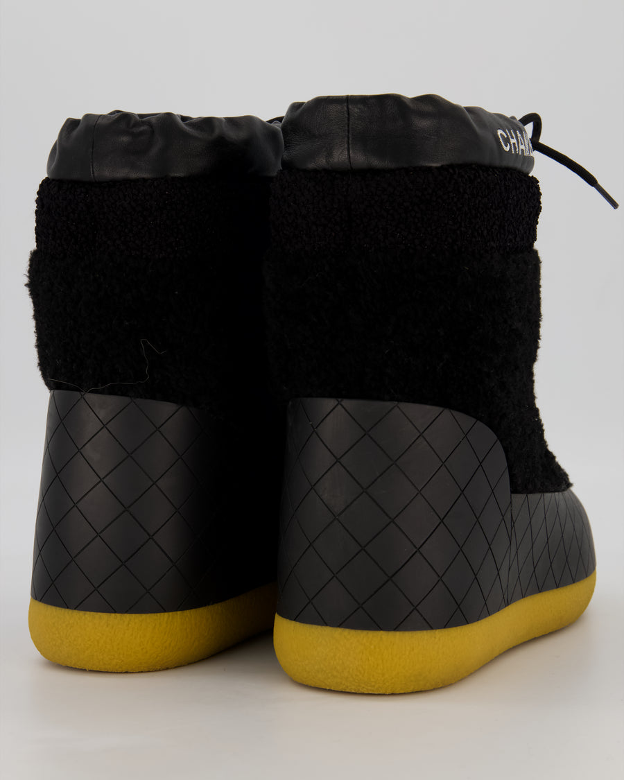 Chanel AW23 Snowboots in Black Shearling and Quilted Rubber with White Embroidered Logo Detail Size EU 42