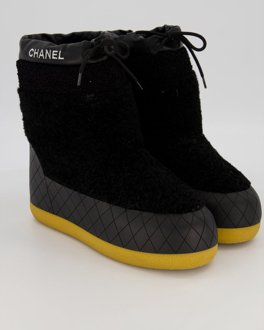 Chanel AW23 Snowboots in Black Shearling and Quilted Rubber with White Embroidered Logo Detail Size EU 42
