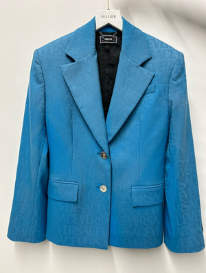 Versace x Dua Lipa Bright Blue La Vacanza 2023 Logo Printed Blazer Jacket and Mini Skirt Set Size IT 36 (UK 4) RRP £3,000