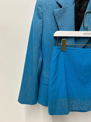 Versace x Dua Lipa Bright Blue La Vacanza 2023 Logo Printed Blazer Jacket and Mini Skirt Set Size IT 36 (UK 4) RRP £3,000