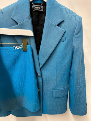 Versace x Dua Lipa Bright Blue La Vacanza 2023 Logo Printed Blazer Jacket and Mini Skirt Set Size IT 36 (UK 4) RRP £3,000