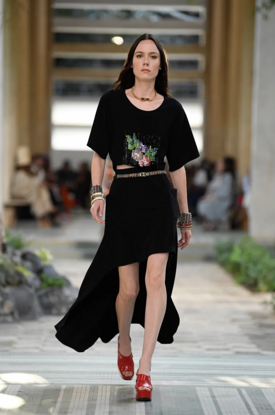 *RUNWAY* Chanel Métiers d'Art 2023 Black Front-Cropped Midi Skirt with Back Gold CC Logo Button Detail Size FR 34 (UK 6)