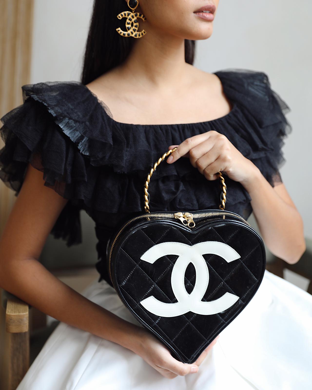 超レア貴重品　CHANEL ヴィンテージ　カクテルbag RARE COLLECTORS ITEM* Chanel 1995 Vintage Black Heart Vanity Bag
